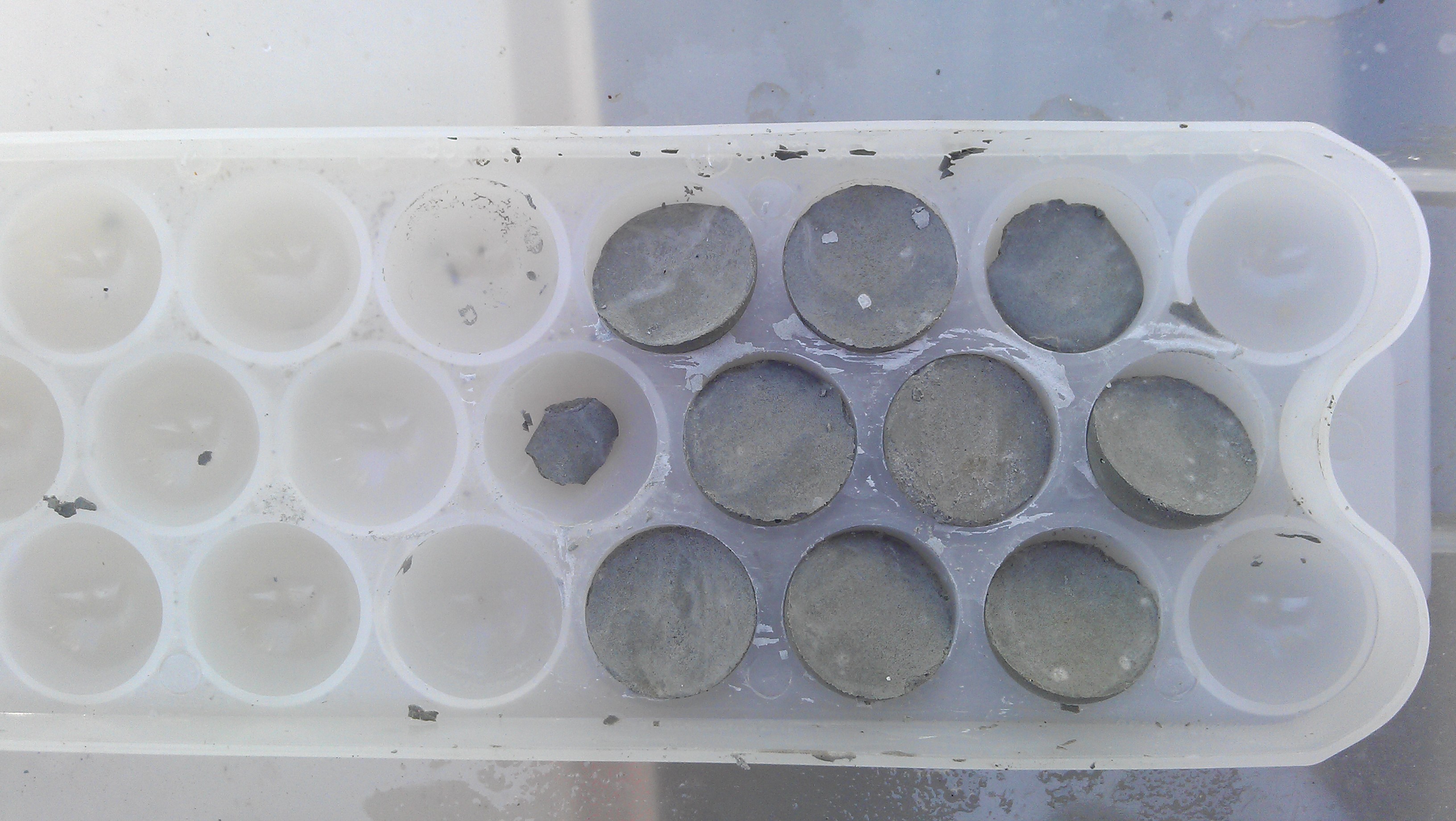 Tec-Cement made with nesquehonite